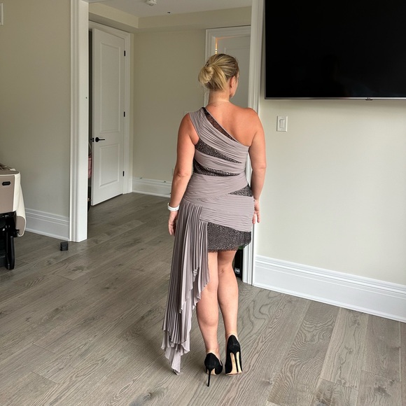 BCBG MAXAZRIA Runway mini dress with black lace pleated tail - Picture 7 of 15